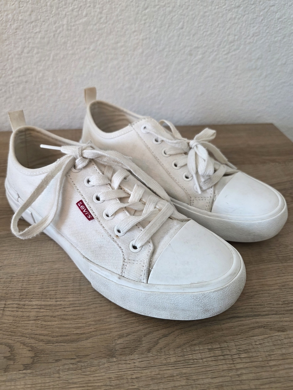 Levi's Women's Cream Canvas Low-Top Sneakers